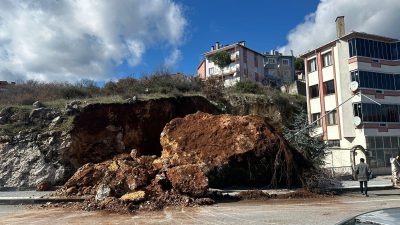 Dursunbey ilçesinde dev kaya parçası kaldırım üzerine düştü, o anlar