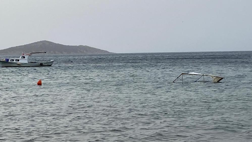 Kuvvetli lodos Ayvalık’ı vurdu Ayvalık’ta hızı saatte 65 ile 90 kilometreyi aşan kuvvetli lodos