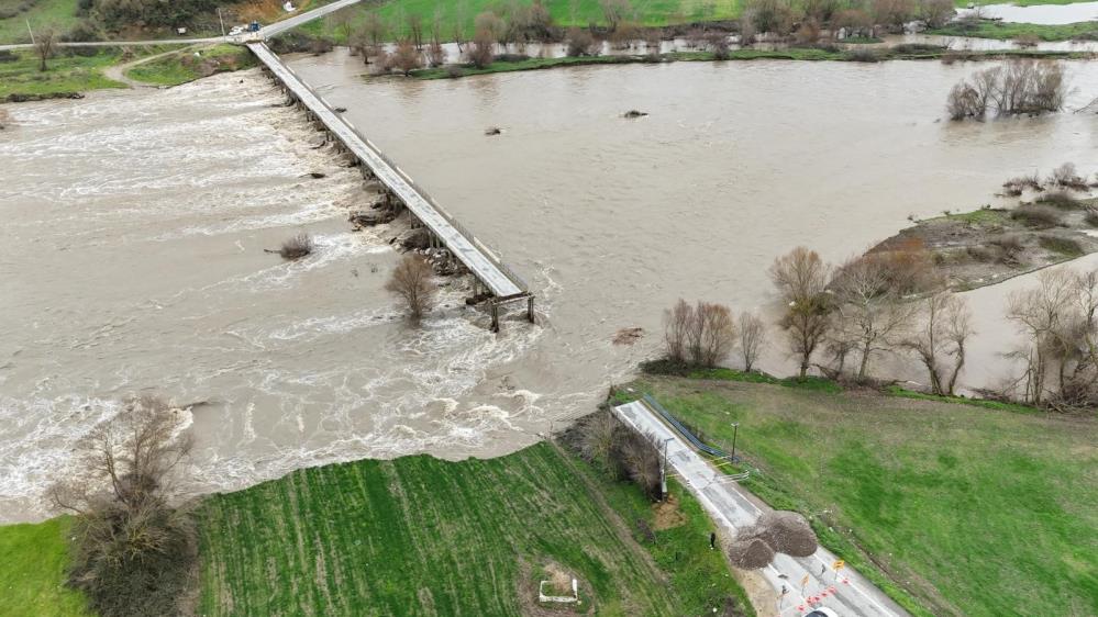 Sel suları ile ikiye ayrılan Yıldız Köprüsü dron ile görüntülendi Susurluk’ta nehir üzerindeki Yıldız Köprüsü, selde ortadan ikiye ayrıldı. Yıkılan