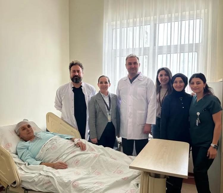 Bandırma’da 72 yaşındaki beyin tümörü hastası son teknolojiyle sağlığına kavuştu Bandırma’da, beyin tümörü tanısı konulan 72 yaşındaki kadın hasta, ileri