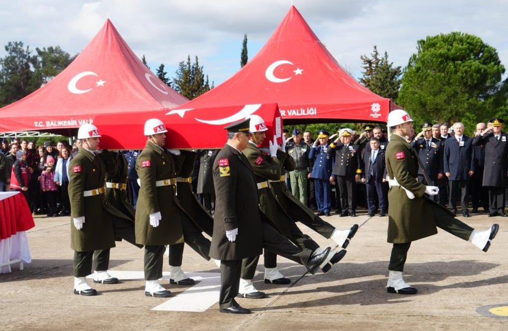 Balıkesir’de gece saatlerinde F-16 savaş uçağının düşmesi sonucu şehit olan