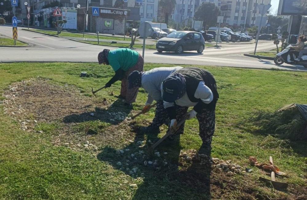 Ayvalık’ta ekipler yaz kış demeden 7/24 sahada Ayvalık Belediyesi Park ve Bahçeler Müdürlüğü ekipleri, yaz kış demeden