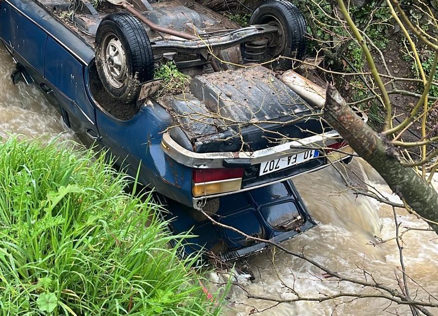 Sındırgı ‘da dere içerisinde ters dönmüş otomobil ve 50 metre