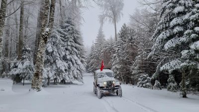 Kazdağları, bayramın birinci gününde başlayan kar yağışıyla birlikte beyaz örtüyle
