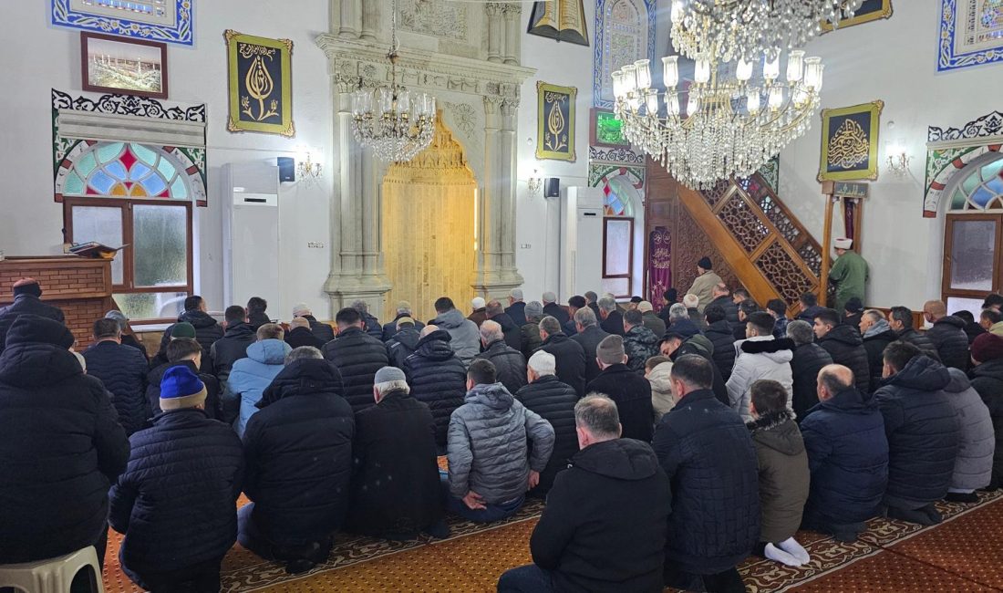 Bandırma’da 72 yıllık gelenek cami içinde sürdürüldü Doğanpınar Mahallesi’nde 72 yıldır sürdürülen bayramlaşma geleneği bu yıl da