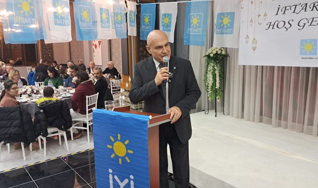 Çömez:” Bizi varlık içinde yoklukta yaşatıyorlar” İYİ Parti Bandırma ilçe teşkilatı tarafından düzenlenen iftar programında partililer,