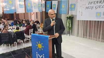 İYİ Parti Bandırma ilçe teşkilatı tarafından düzenlenen iftar programında partililer,