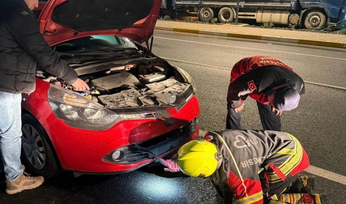 Aracın motoruna giren tilki ekiplerce kurtarıldı Gönen’de bir aracın motor kısmına giren tilki, ekiplerin yaklaşık yarım