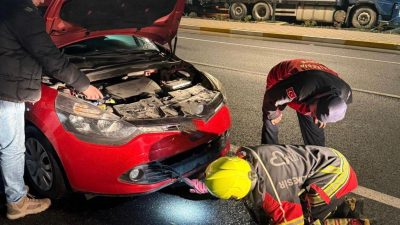 Gönen’de bir aracın motor kısmına giren tilki, ekiplerin yaklaşık yarım
