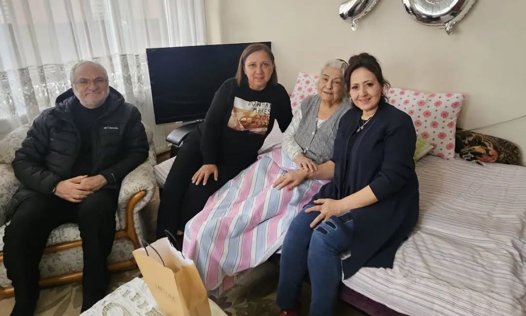 AK Parti Bandırma yönetimi yaşlıların haftasını kutladı AK Parti Bandırma İlçe Başkanlığı, Yaşlılar Haftası’nda Mustafa Amca ve