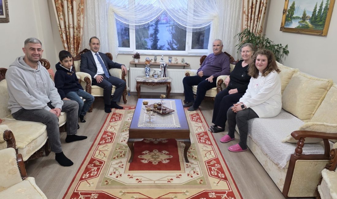 Bandırma’da bayramda şehit aileleri unutulmadı Bandırma Kaymakamı Engin Aksakal, bayram kapsamında şehit ailelerini ziyaret ederek