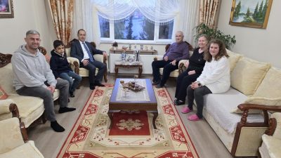 Bandırma Kaymakamı Engin Aksakal, bayram kapsamında şehit ailelerini ziyaret ederek
