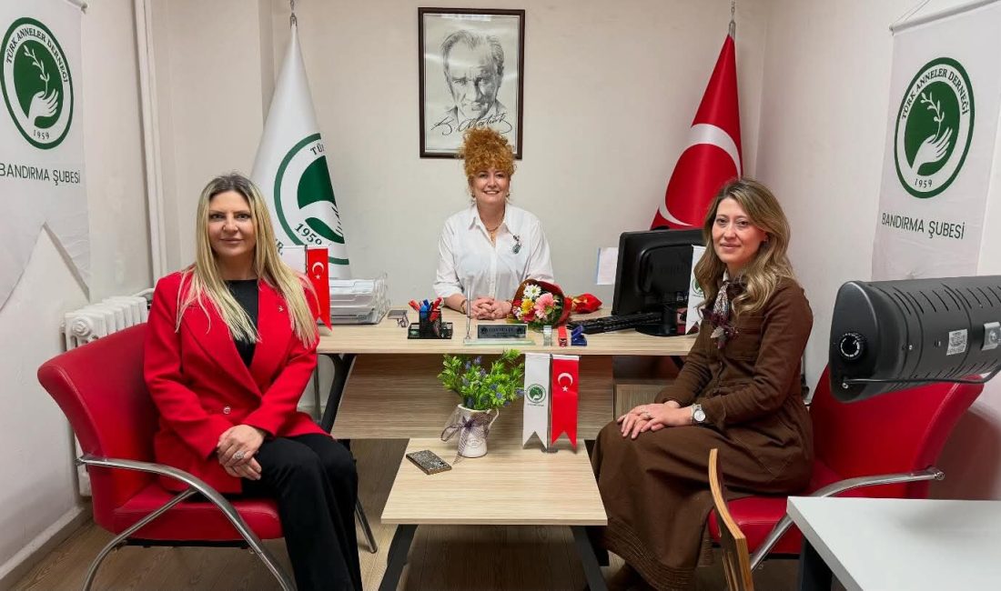 AK Parti Balıkesir İl Kadın Kolları Başkanı Münevver Gözhan ve