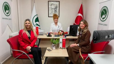 AK Parti Balıkesir İl Kadın Kolları Başkanı Münevver Gözhan ve