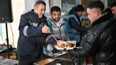 Balıkesir Büyükşehir Belediye Başkanı Ahmet Akın, sahurunu Balıkesir Meyve ve