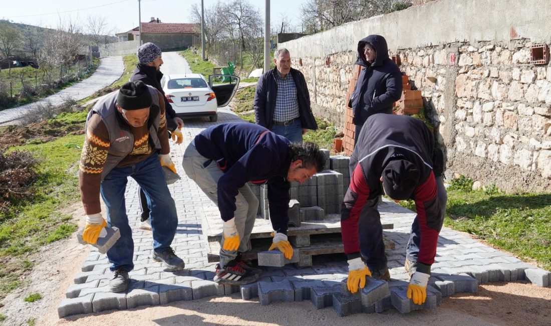 Susurluk Belediye Başkanı Hakan Yıldırım Semizel, ilçedeki mahallelerde yürütülen parke,