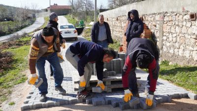 Susurluk Belediye Başkanı Hakan Yıldırım Semizel, ilçedeki mahallelerde yürütülen parke,