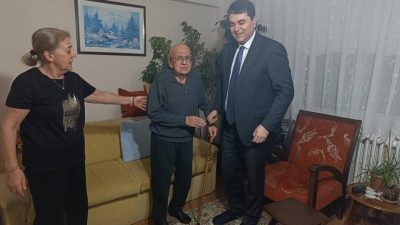 Balıkesir’de yerel gazetelerde uzun yıllar köşe yazarlığı yapan ve Demokrat