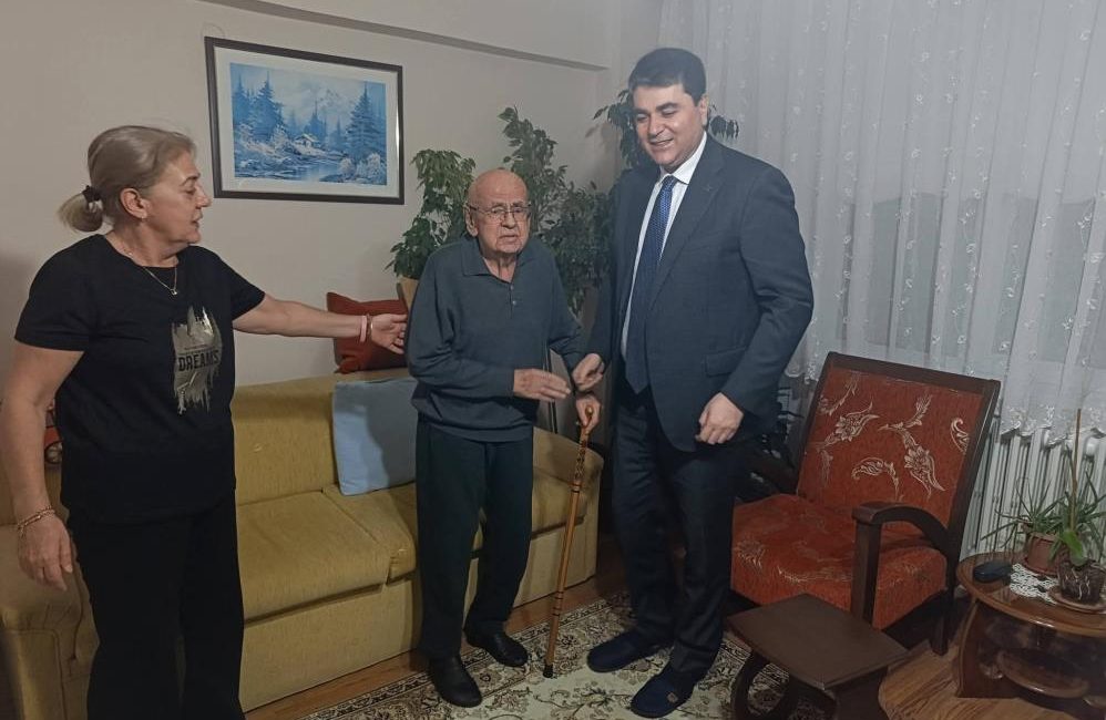 Köşe yazarı ve siyasetçi Mustafa Koçal vefat etti Balıkesir’de yerel gazetelerde uzun yıllar köşe yazarlığı yapan ve Demokrat