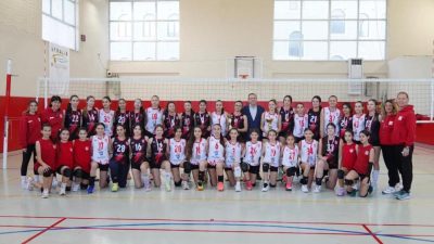 Ayvalıkgücü Belediyespor’un “Filenin Sultanları” olarak anılan genç sporcuları, katıldıkları il