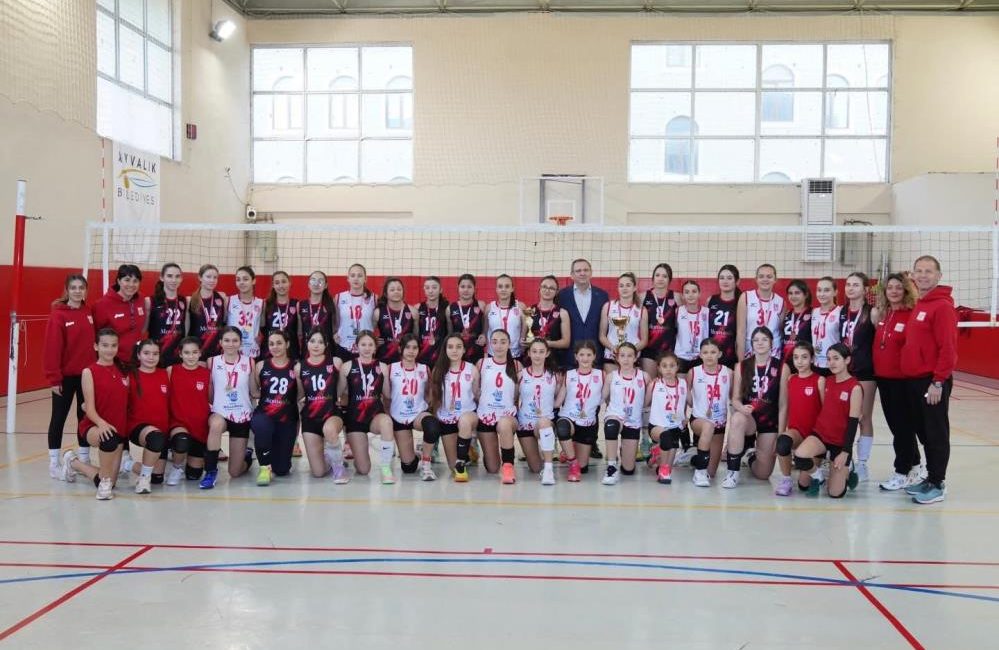 Ayvalıkgücü Belediyespor’un “Filenin Sultanları” olarak anılan genç sporcuları, katıldıkları il