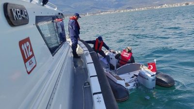  Edremit’te pervanesine halat dolanan lastik botun sürüklenmesi ile denizin ortasında