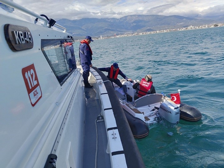 Edremit’te botta mahsur kalan şahıs kurtarıldı Edremit’te pervanesine halat dolanan lastik botun sürüklenmesi ile denizin ortasında