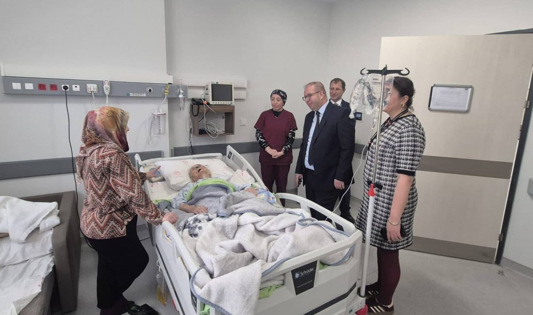 Kaymakam Gülen hastaları ziyaret etti Susurluk Kaymakamı Turgut Gülen, Susurluk Devlet Hastanesi’nde incelemelerde bulunarak hastalarla