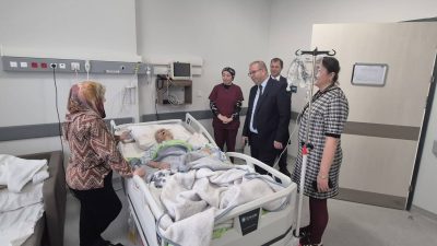 Susurluk Kaymakamı Turgut Gülen, Susurluk Devlet Hastanesi’nde incelemelerde bulunarak hastalarla