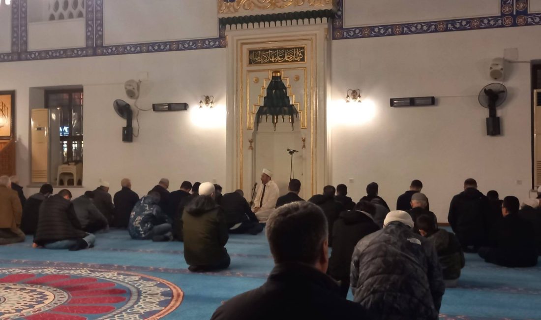 Müftü Pehlivan Teravih Namazını Kıldırdı ve Aşr-ı Şerif Okudu Bandırma İlçe Müftüsü Abdulhamid Pehlivan, Haydarçavuş Camii’nde teravih namazını kıldırdı,