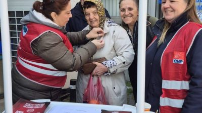 CHP Bandırma İlçe Örgütü, pazar yerinde kurduğu üye kayıt standında