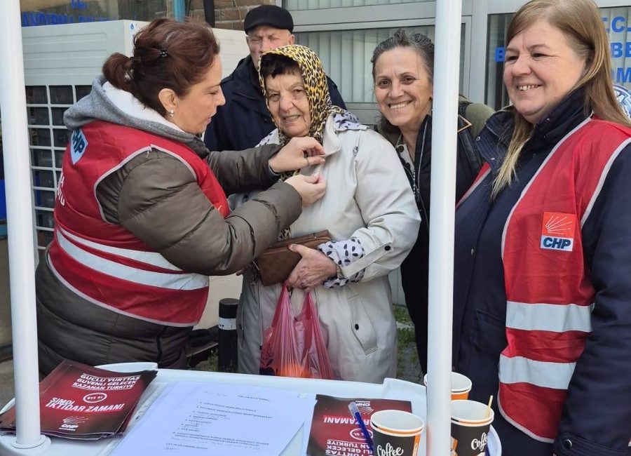 CHP Bandırma İlçe Örgütü, pazar yerinde kurduğu üye kayıt standında