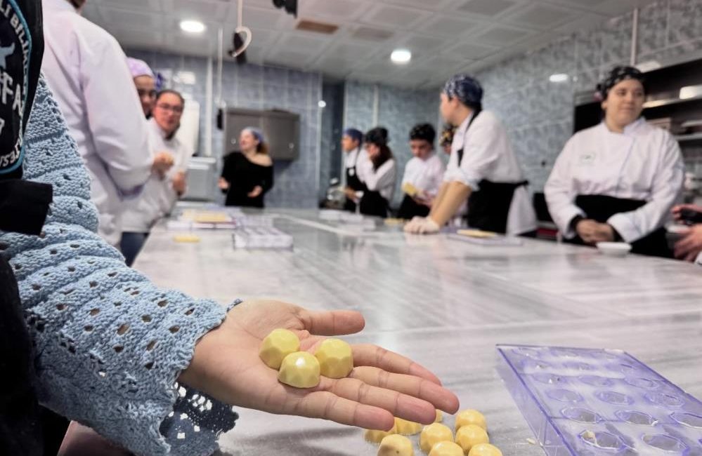Balıkesir Üniversitesi’nde çikolata atölyesi düzenlendi Balıkesir Üniversitesi Burhaniye Uygulamalı Bilimler Fakültesi Gastronomi ve Mutfak Sanatları