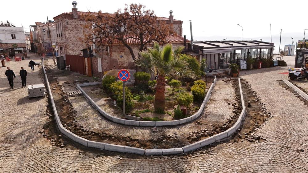 Cunda’da, araç trafiği ve yaya ulaşımına düzenleme Ayvalık Belediyesi Fen İşleri Müdürlüğü, program dahilinde devam eden hizmetlerini