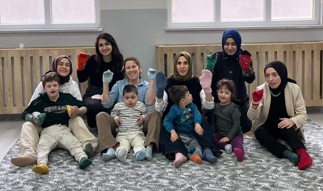 21 Mart Down Sendromu Farkındalık Günü’nde düzenlenen boyama etkinliği, öğrenciler