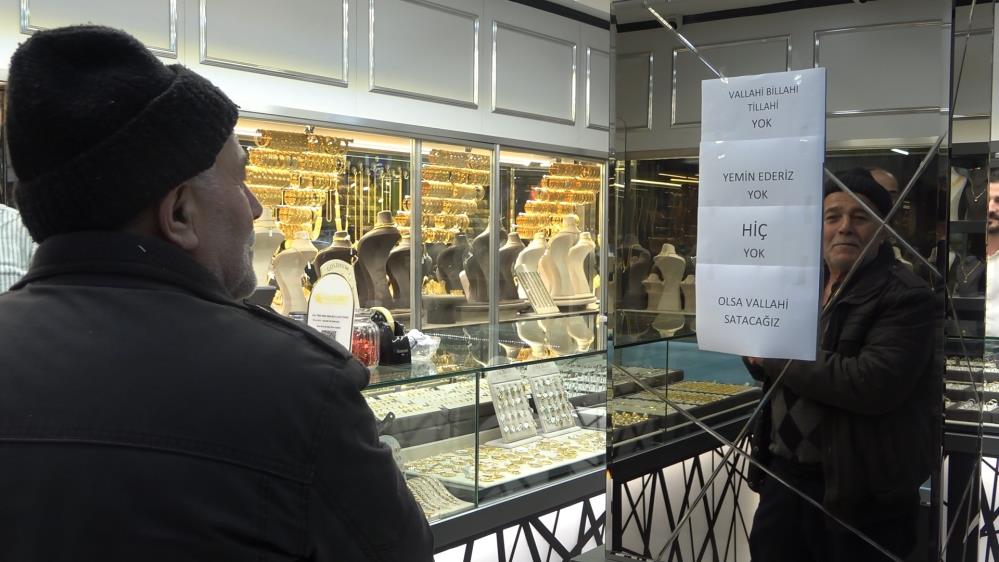 “Vallahi billahi yok” yazısı kuyumcuda izdihamı durduramadı Bursa’da altın fiyatlarının düşmesiyle birlikte kuyumcularda yoğunluk yaşandı. Yoğun talep