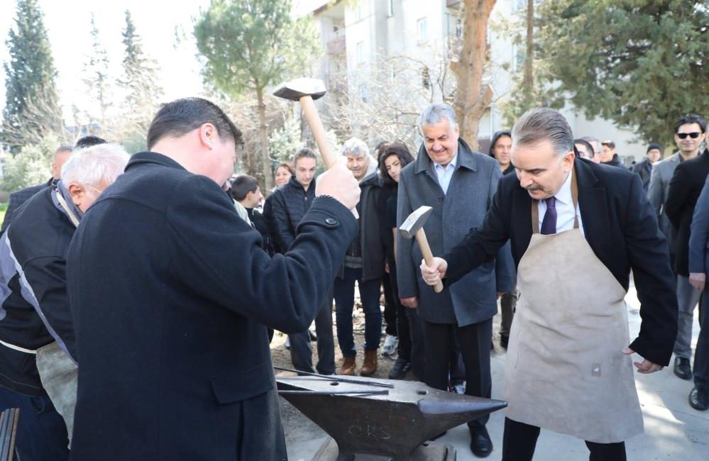 Edremit’te Nevruz coşkusu Edremit Mesleki ve Teknik Anadolu Lisesi’nde düzenlenen programla, baharın müjdeleyicisi