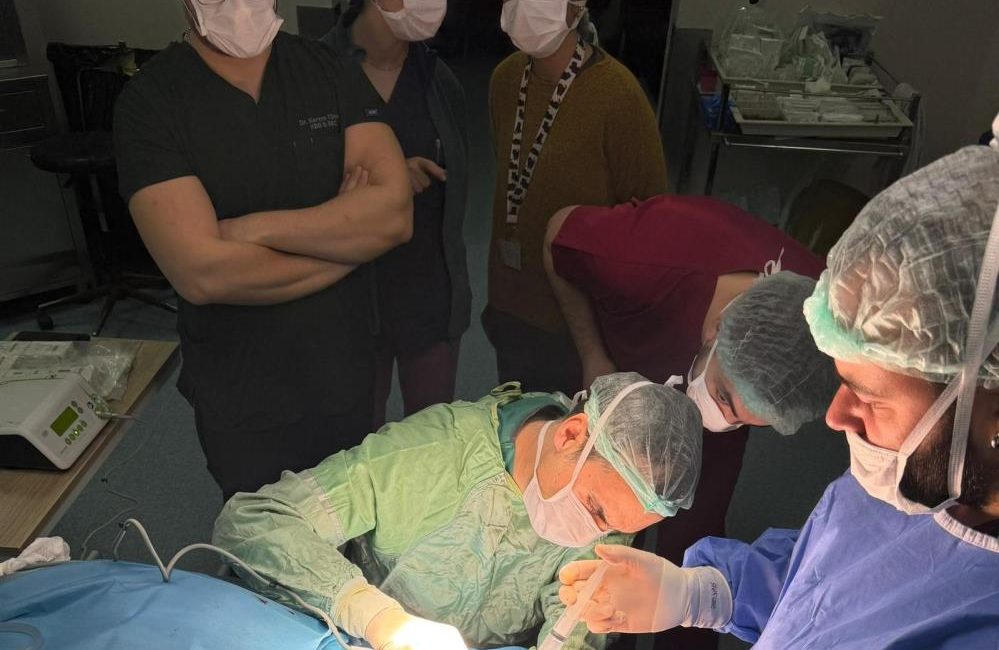 Balıkesir’de ilk kemiğe implante işitme cihazı ameliyatı yapıldı Balıkesir Üniversitesi Hastanesi, ileri cerrahi uygulamalarda yeni bir başarıya imza