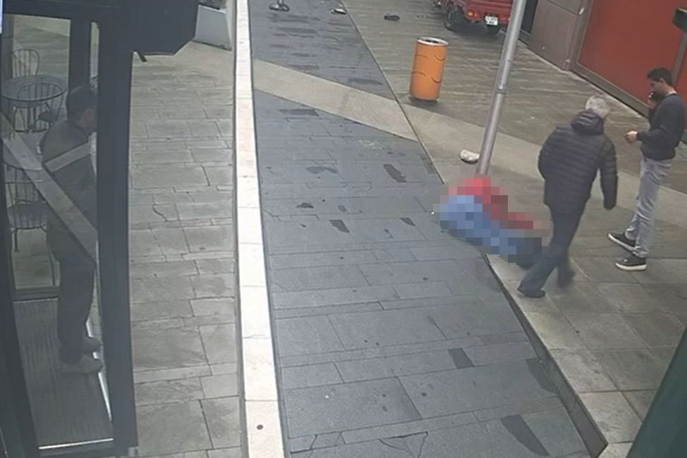 Erol Köse’nin düşme anına ilişkin görüntüler ve son notu ortaya çıktı İstanbul Sarıyer’de 16’ncı kattan düşerek hayatını kaybeden yapımcı Erol Köse’nin