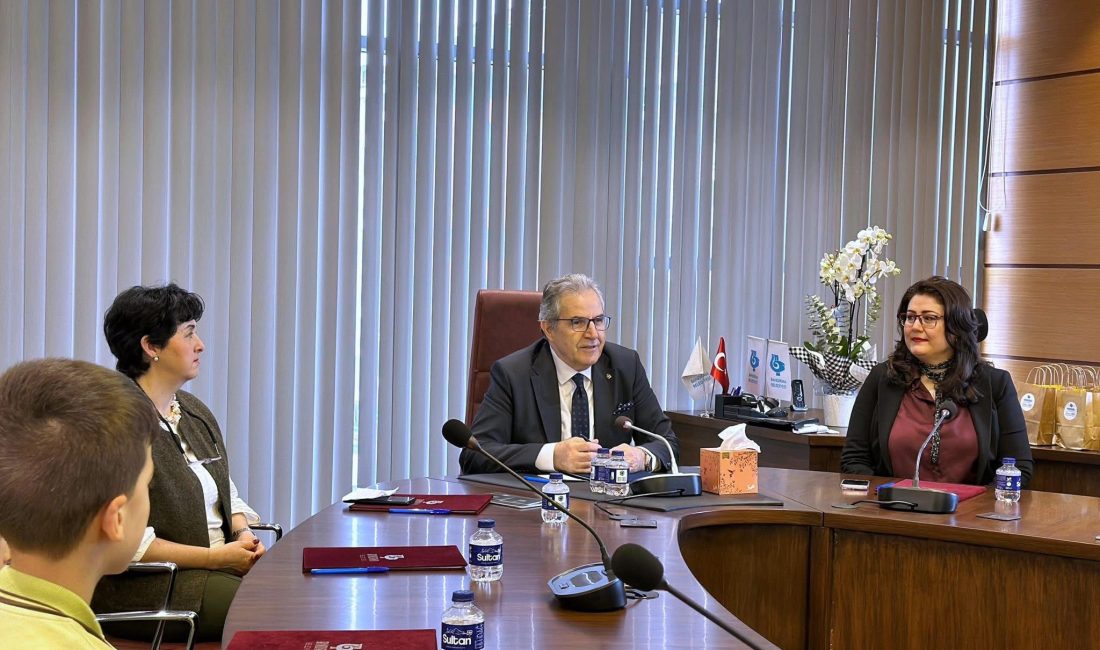 Minik öğrencilere yerel yönetimler anlatıldı Bandırma Belediye Başkanı Dursun Mirza, Edincik 18 Eylül İlkokulu öğrencilerine