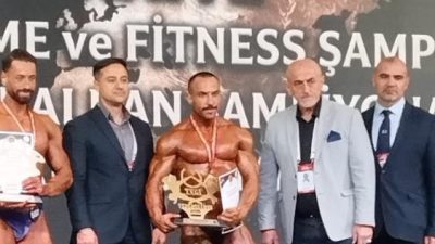 Ayvalık’ta yetiştirdiği vücut geliştirme sporcusu Fatih Sevinmiş, Türkiye şampiyonu oldu.
