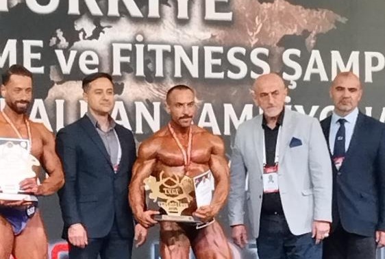Ayvalık’ta yetiştirdiği vücut geliştirme sporcusu Fatih Sevinmiş, Türkiye şampiyonu oldu.