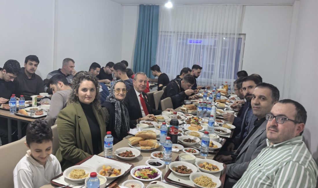 Şehit Doğuş Uran’ın Ailesi gençlerle iftar sofrasında buluştu Bandırma’da 2001 yılında Kıbrıs’ta şehit düşen Teğmen Doğuş Uran’ın anne