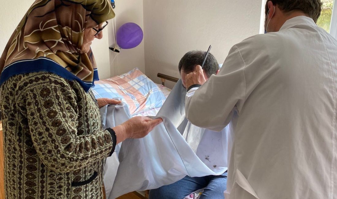 “Evimde Hizmet Var” Projesi Susurluk’ta Sürdürülüyor Susurluk Belediyesi, ilçedeki ihtiyaç sahiplerinin evlerine düzenli olarak ulaşarak destek