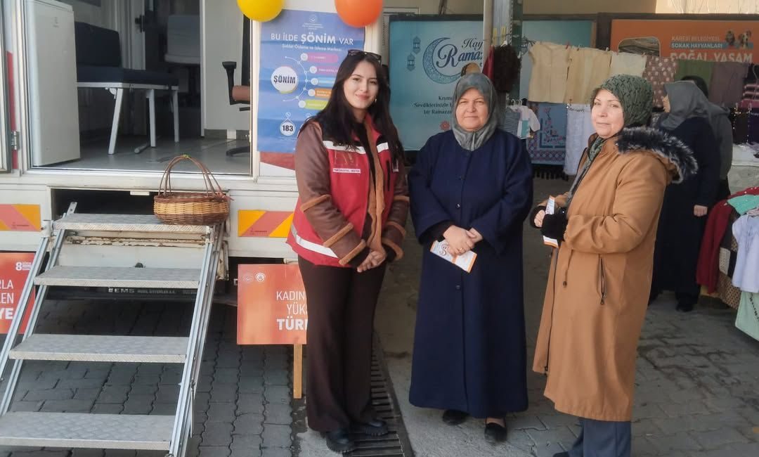 Hanımeli Pazarı’nda Kadınlara Yönelik Hizmetler Anlatıldı Balıkesir’de kurulan mobil sosyal hizmet aracıyla kadın hakları ve destek