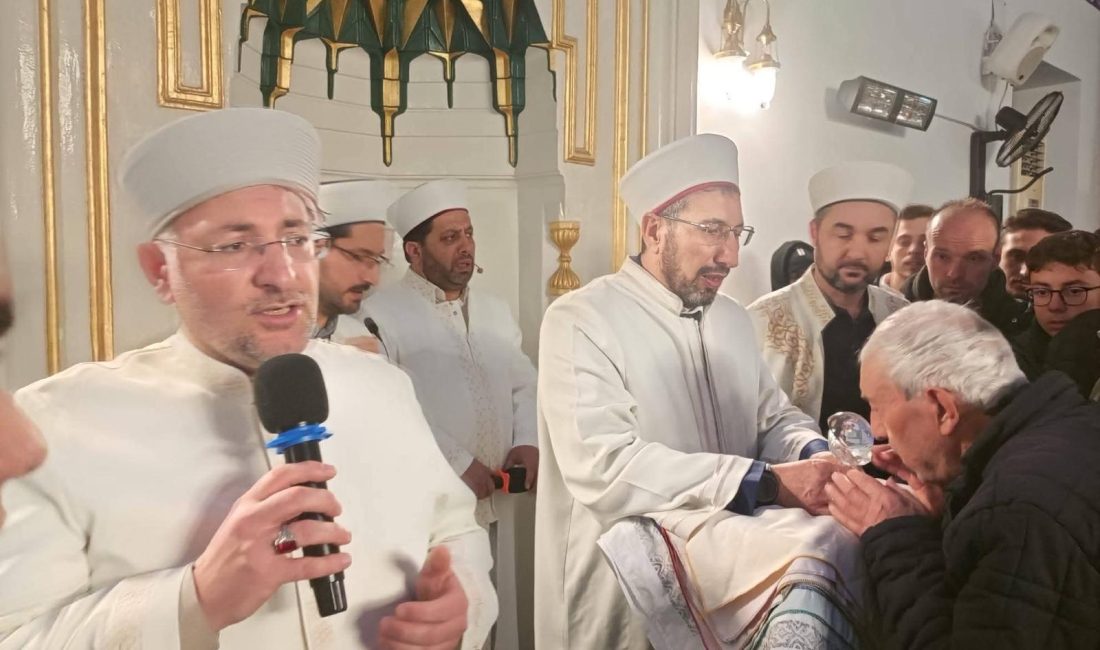 Kadir Gecesi’nde Haydar Çavuş Camii’nde düzenlenen programda vatandaşlar Sakal-ı Şerif’i
