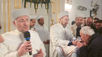 Kadir Gecesi’nde Haydar Çavuş Camii’nde düzenlenen programda vatandaşlar Sakal-ı Şerif’i