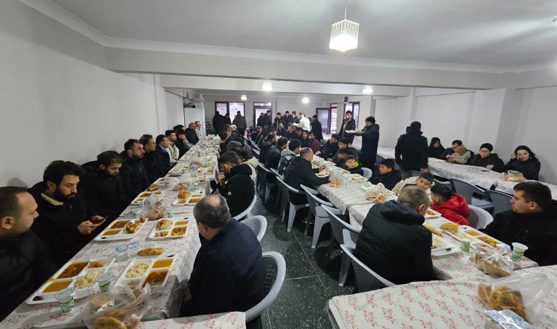 Bandırmalılar birlik ve beraberlik sofrasında buluştu Bandırma’da inşası devam eden Kartal Çeşme Camii’nin çok amaçlı salonunda