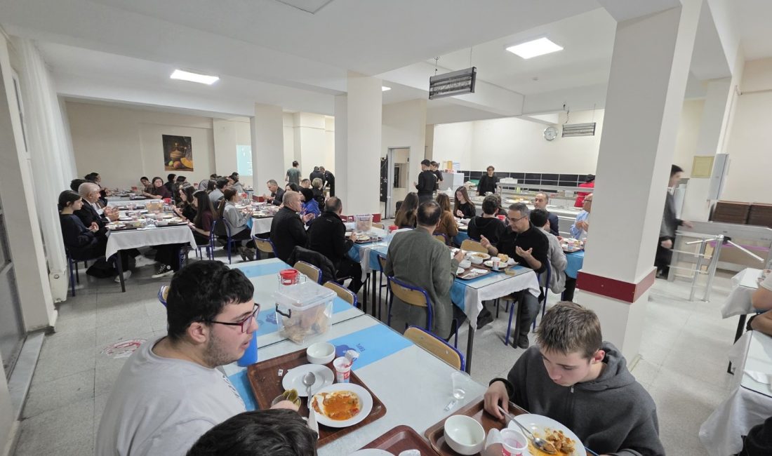 Bandırma’da öğrenciler “Maarifin Kalbinde Ramazan” sofrasında buluştu Bandırma’da Enerjisa Bandırma Fen Lisesi pansiyonunda düzenlenen iftar programında Kaymakam