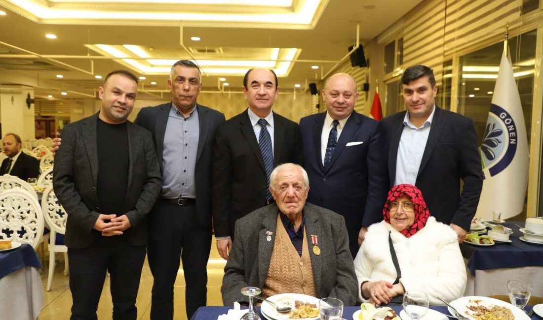 Gönen’de iftar, birlik ve dayanışmayı güçlendirdi Gönen Belediyesi’nin düzenlediği iftar programında protokol üyeleri, sivil toplum kuruluşları